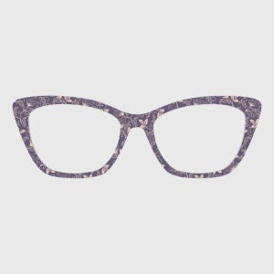Puede incluir: Gafas de estilo ojo de gato con un estampado floral púrpura. Las monturas presentan un delicado diseño de flores y hojas rosas claras y blancas sobre un fondo púrpura oscuro. Las lentes son transparentes.