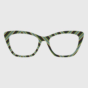 Op de afbeelding: Bril in cat-eye-stijl met een gestreept patroon in groen, blauw en bruin. De monturen hebben een retro-ontwerp, met een dikke, gedurfde omtrek. De glazen zijn helder en de algehele uitstraling is stijlvol en modern.