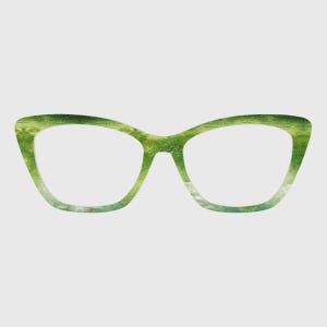 Può includere: Occhiali da vista in stile cat-eye con un motivo marmorizzato verde e bianco. Le montature presentano un effetto sfumato, che passa da un verde più scuro a una tonalità più chiara, quasi bianca. Le lenti sono trasparenti e il design è moderno ed elegante.