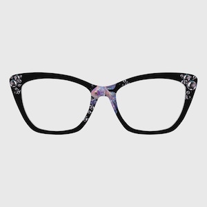 Puede incluir: Gafas negras de ojo de gato con un diseño de pez colorido en la montura interior. Las gafas tienen lentes transparentes y están decoradas con pequeños adornos redondos de color plateado en las esquinas exteriores.