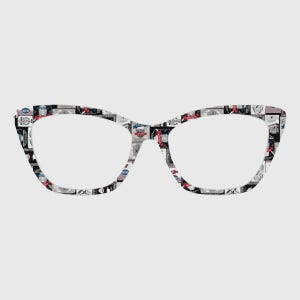 Op de afbeelding: Bril in cat-eye stijl met een zwart-wit patroon. De monturen hebben een collage van kleine afbeeldingen in verschillende vormen en maten, met rode en blauwe accenten.