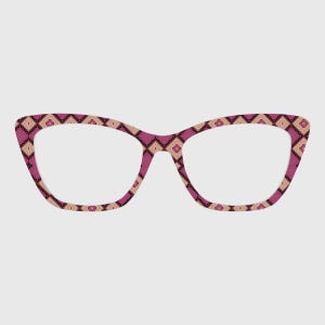 Op de afbeelding: Een bril met een cat-eye montuur. De monturen hebben een herhalend geometrisch patroon in roze, bruin en beige. De glazen zijn helder. Een stijlvol accessoire.