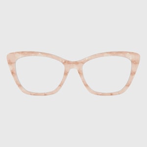 Peut inclure: Lunettes de vue de style œil de chat avec une monture pêche clair. La monture présente un motif moucheté avec des accents blancs en forme d'étoile. Les verres sont clairs, et les lunettes sont posées sur un fond blanc uni.