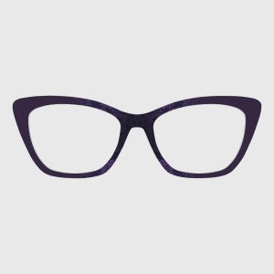 Puede incluir: Gafas de estilo ojo de gato con montura de color morado oscuro y un sutil patrón tonal intrincado en los bordes. Las lentes son claras y transparentes, integradas en un diseño de montura ancho y angular que se estrecha hacia los extremos exteriores.