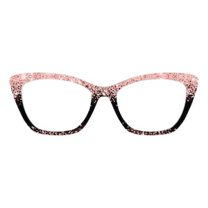 Peut inclure: Lunettes de style œil de chat avec un dégradé. Les montures passent du noir en bas à un or rose scintillant en haut. Les verres sont clairs et le design général est féminin et élégant.