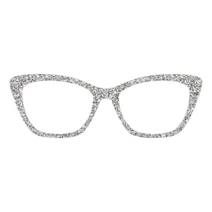 Könnte beinhalten: Katzenaugenbrille mit silbernem Glitzerrahmen. Die Fassung ist vollständig mit schimmerndem silbernem Glitzer bedeckt. Die Gläser sind klar, und die Form ist ein klassischer Katzenaugenstil. Ein modisches Accessoire.