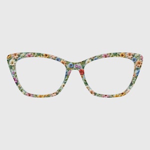 Könnte beinhalten: Brille im Cat-Eye-Stil mit floralem Muster. Die Fassungen sind mit einer Vielzahl farbenfroher Blumen verziert, darunter Rosa, Gelb, Blau und Rot, vor einem hellgrünen Hintergrund. Die Gläser sind klar.