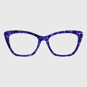 Puede incluir: Gafas de ojo de gato con montura azul oscuro y un vibrante patrón de burbujas multicolor. El diseño incluye formas circulares en tonos morado, magenta y cian, creando un efecto cósmico en toda la superficie de la montura de las gafas.