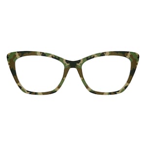 Puede incluir: Gafas de estilo ojo de gato con un patrón de camuflaje en tonos verdes, marrones y beige. Las monturas tienen una forma clásica con un borde exterior ligeramente puntiagudo. Las lentes son transparentes.