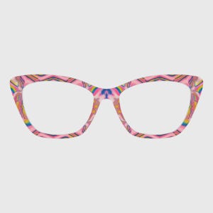 Puede incluir: Gafas de ojo de gato rosas con un patrón abstracto colorido. Las monturas presentan una mezcla de tonos rosas, amarillos, azules y verdes, creando un diseño vibrante. Las gafas tienen una forma clásica con un toque moderno.