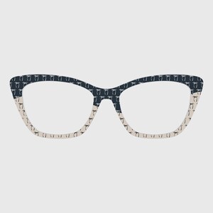 Puede incluir: Gafas de estilo ojo de gato con un patrón azul marino y beige. Las monturas presentan un patrón repetido de pequeños lazos blancos sobre un fondo azul marino. La parte inferior de las monturas es beige.