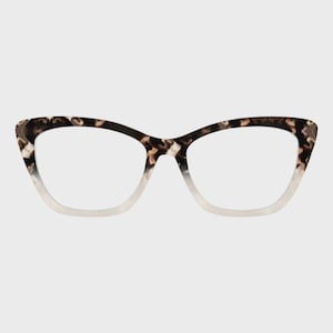 Puede incluir: Gafas de estilo ojo de gato con un patrón de carey en la parte superior de la montura, que se transforma en un beige claro en la parte inferior. Las lentes son transparentes y las gafas tienen un diseño moderno y elegante. Estas gafas son adecuadas para el uso diario.