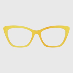 Puede incluir: Gafas de ojo de gato con una montura de color amarillo brillante que presenta una sutil textura de veta de madera. Los marcos tienen un borde exterior que se inclina hacia arriba y un puente suave y redondeado, con un color vibrante.