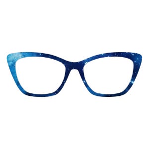 Op de afbeelding: Bril in cat-eye stijl met een blauw galaxy patroon. De monturen hebben een donkerblauwe achtergrond met witte, sterachtige spikkels. De glazen zijn helder en het algehele ontwerp heeft een opvallend hemels thema.