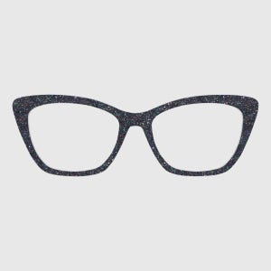 Könnte beinhalten: Brille im Cat-Eye-Stil mit einem dunklen, glitzernden Rahmen. Die Brille hat eine klassische Form mit leicht nach oben gebogenem Außenrand. Die Gläser sind klar, und der Rahmen ist mit schillerndem, mehrfarbigem Glitzer bedeckt.