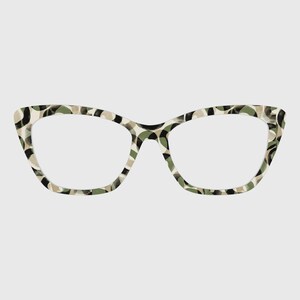 Könnte beinhalten: Brille im Cat-Eye-Stil mit einem Camouflage-Muster in Grün-, Schwarz- und Beigetönen. Die Fassungen haben eine abgerundete Form am unteren Rand und eine spitz zulaufende obere Ecke. Die Gläser sind klar.