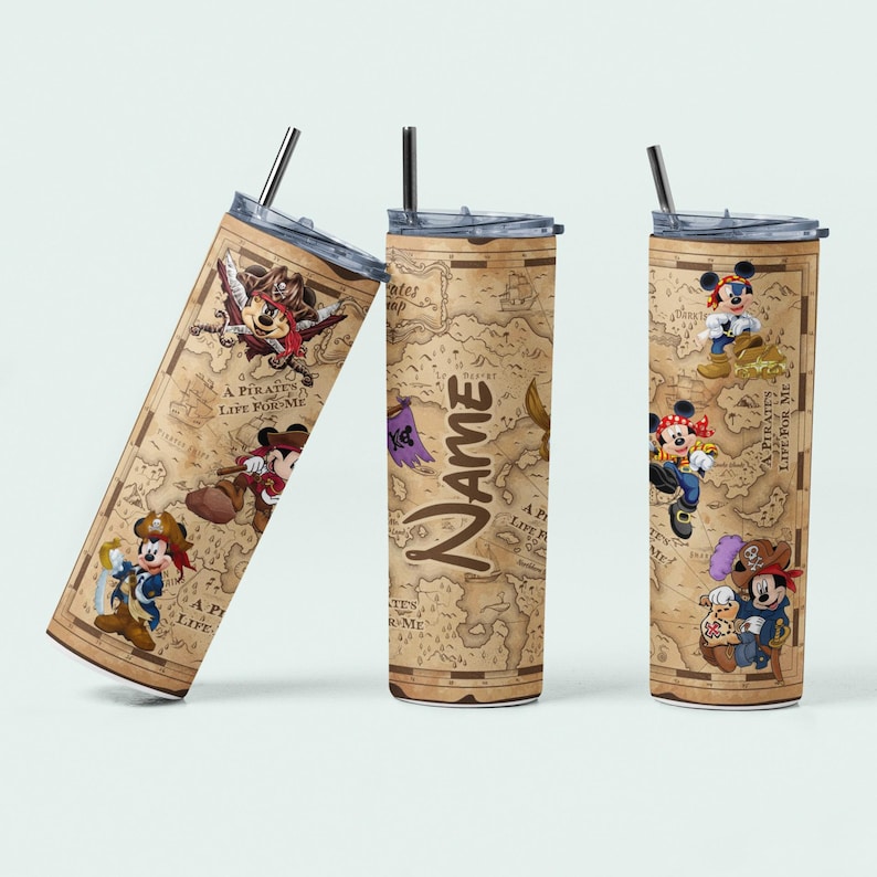 K&ouml;nnte beinhalten: Drei Edelstahlbecher mit Deckel und Strohhalmen. Die Becher haben ein Piraten-Design mit Zeichentrickfiguren und einem Kartenhintergrund. Auf den Bechern steht "A Pirates Life For Me" und "Name".