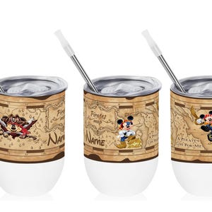K&ouml;nnte beinhalten: Drei wei&szlig;e und beige isolierte Becher mit Edelstahlstrohhalmen. Jeder Becher hat ein anderes Disney-Piraten-Design mit Micky Maus und einer Karte. Der Text "Name" ist ebenfalls sichtbar.