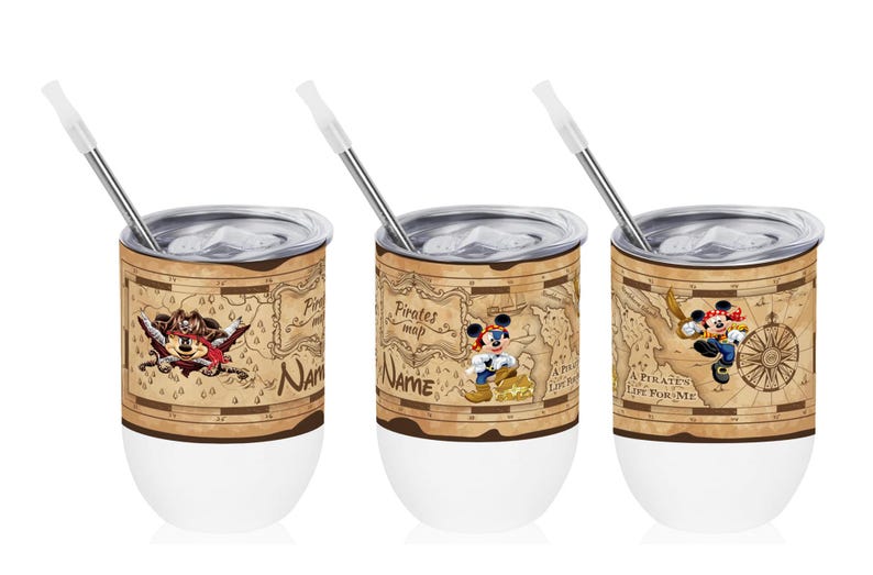 K&ouml;nnte beinhalten: Drei wei&szlig;e und beige isolierte Becher mit Edelstahlstrohhalmen. Jeder Becher hat ein anderes Disney-Piraten-Design mit Micky Maus und einer Karte. Der Text "Name" ist ebenfalls sichtbar.