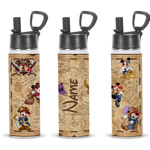 K&ouml;nnte beinhalten: Drei Edelstahl-Wasserflaschen mit schwarzen Deckeln. Jede Flasche hat ein Piraten-Design mit Zeichentrickfiguren, einem Schatzkartenhintergrund und dem Text "A Pirate's Life For Me". Eine Flasche hat einen anpassbaren Namen.