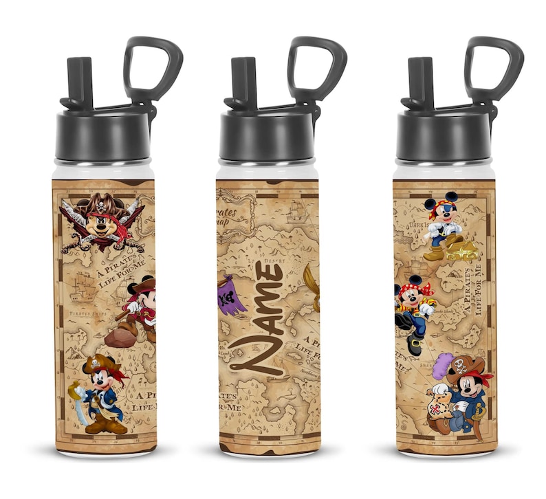 K&ouml;nnte beinhalten: Drei Edelstahl-Wasserflaschen mit schwarzen Deckeln. Jede Flasche hat ein Piraten-Design mit Zeichentrickfiguren, einem Schatzkartenhintergrund und dem Text "A Pirate's Life For Me". Eine Flasche hat einen anpassbaren Namen.
