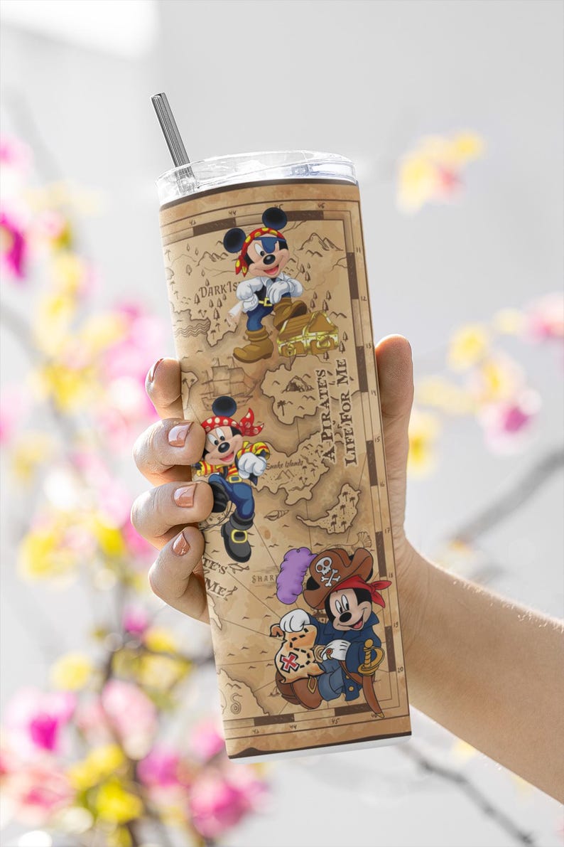 K&ouml;nnte beinhalten: Ein hoher Edelstahlbecher mit Piraten-Design mit Mickey Mouse-Figuren. Der Becher hat einen Kartenhintergrund und den Text "A Pirate's Life For Me". Er enth&auml;lt einen silbernen Strohhalm.