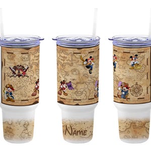 K&ouml;nnte beinhalten: Wei&szlig;er Reisebecher mit Piratenkarten-Design mit Micky Maus, Donald Duck und anderen Disney-Figuren. Der Becher hat einen wei&szlig;en Griff, einen durchsichtigen Deckel und einen wei&szlig;en Strohhalm. Der Boden des Bechers hat ein Kartendesign mit dem Wort "Name".