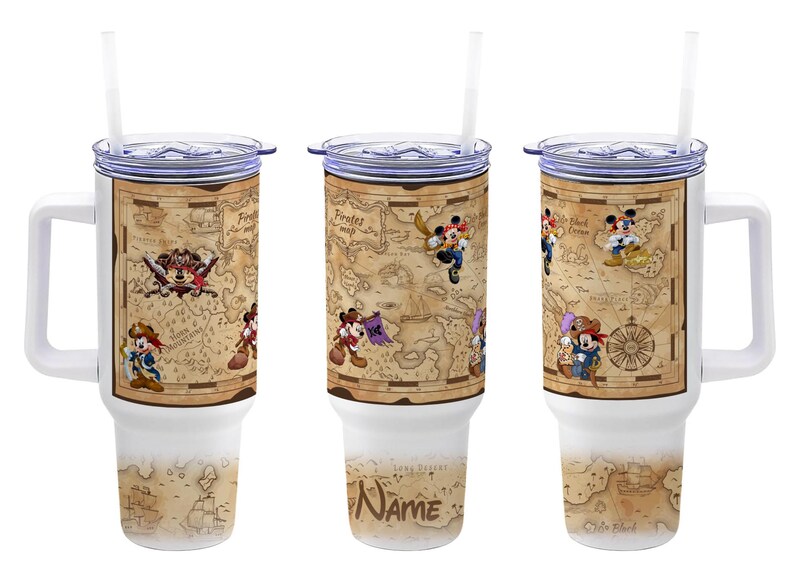 K&ouml;nnte beinhalten: Wei&szlig;er Reisebecher mit Piratenkarten-Design mit Micky Maus, Donald Duck und anderen Disney-Figuren. Der Becher hat einen wei&szlig;en Griff, einen durchsichtigen Deckel und einen wei&szlig;en Strohhalm. Der Boden des Bechers hat ein Kartendesign mit dem Wort "Name".