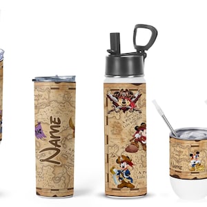 K&ouml;nnte beinhalten: Eine Auswahl an Trinkgef&auml;&szlig;en mit Piraten-Design, die Micky Maus und eine Schatzkarte zeigen. Enth&auml;lt einen Becher mit Strohhalm, einen hohen, schlanken Becher, eine Wasserflasche und zwei kleine Becher. Das Design enth&auml;lt den Text "Name".