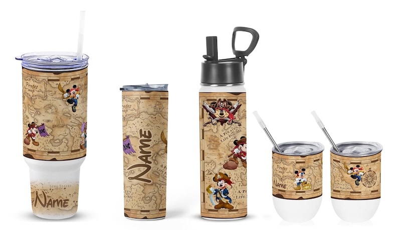 K&ouml;nnte beinhalten: Eine Auswahl an Trinkgef&auml;&szlig;en mit Piraten-Design, die Micky Maus und eine Schatzkarte zeigen. Enth&auml;lt einen Becher mit Strohhalm, einen hohen, schlanken Becher, eine Wasserflasche und zwei kleine Becher. Das Design enth&auml;lt den Text "Name".