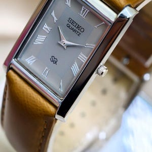 Vintage Seiko Slim Quartz Grau Zifferblatt Silber Fall für Männer oder Frauen Armbanduhr