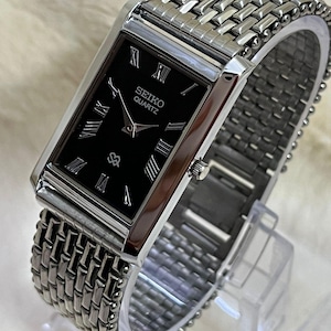 Vintage Seiko Slim Tank klocka svart urtavla silverfärgad rektangulär boett renoverad unisex dressklocka