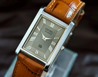 Montre vintage Seiko Slim Tank gris cadran argenté boîtier rectangulaire remise à neuf