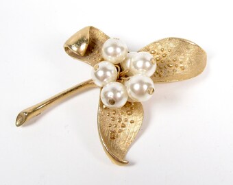 Vintage PARCO Faux Pearl Cluster Gold Textured Leafy Lily Flower Pin Brooch Leaf