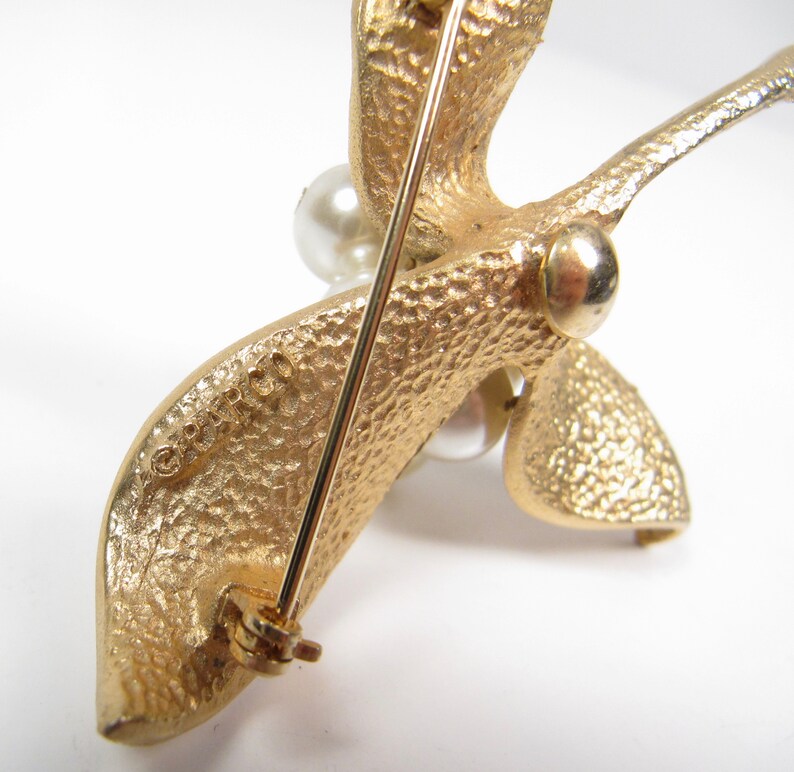 Vintage PARCO Faux Pearl Cluster Gold Textured Leafy Lily Flower Pin Brooch Leaf
