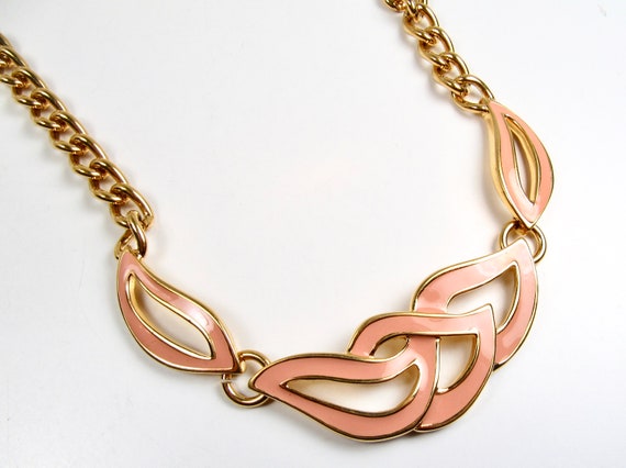 NAPIER Signed Thick Gold Tone Chain & Pink Enamel… - image 3