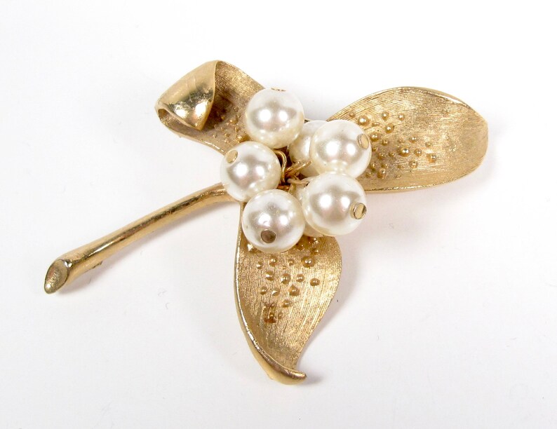 Vintage PARCO Faux Pearl Cluster Gold Textured Leafy Lily Flower Pin Brooch Leaf