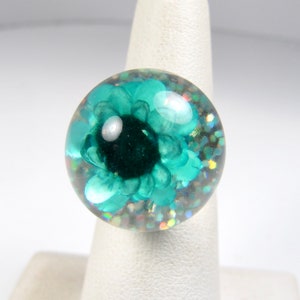 Vintage 1960er Jahre Blue Flower & Glitter Großer Lucite Kugel Ring verstellbar Metall VTG