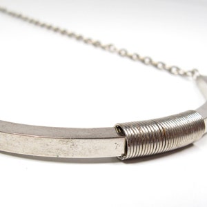Argento Tono Metallo Spesso Mezzaluna a forma di ciondolo 16" catena collana modernista Vtg