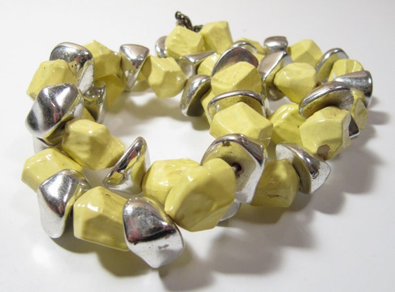 Vintage Pale Yellow & Lucite Chrome Rock Bead Nec… - image 5