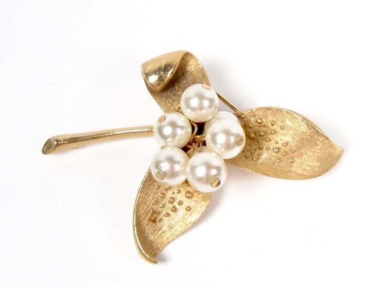 Vintage PARCO Faux Pearl Cluster Gold Textured Leafy Lily Flower Pin Brooch Leaf