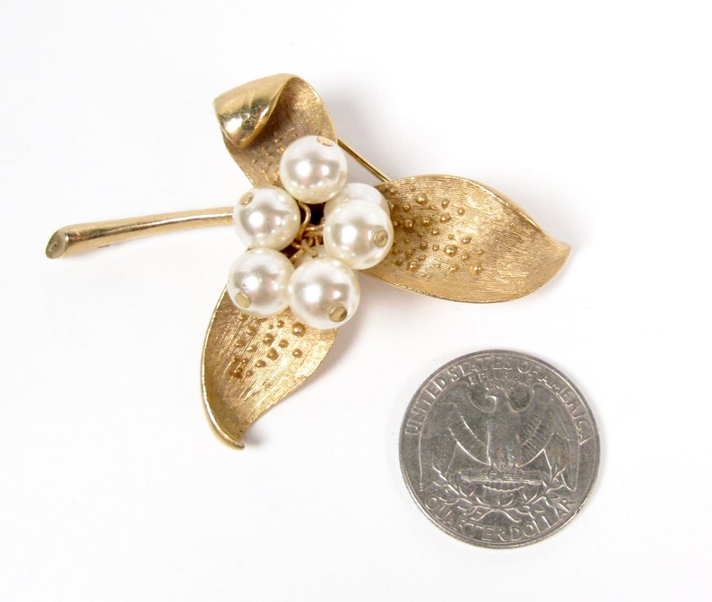 Vintage PARCO Faux Pearl Cluster Gold Textured Leafy Lily Flower Pin Brooch Leaf