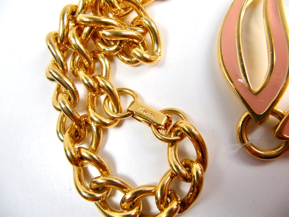 NAPIER Signed Thick Gold Tone Chain & Pink Enamel… - image 5