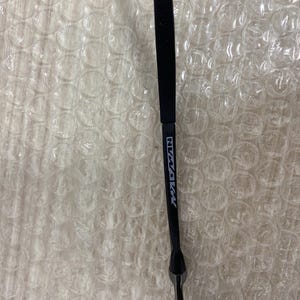 May include: A black eyeglass arm with the white text "NW/AKM" printed on it. The arm is made of a matte black material and has a sleek, modern design. The background is a white bubble wrap.