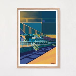 Könnte beinhalten: Gerahmter Kunstdruck mit einer abstrakten Architekturszene. Das Kunstwerk verwendet eine Palette aus Blau-, Gelb- und Orangetönen, um ein Gebäude mit Treppen, Geländern und einem Weg darzustellen. Die Schatten sind lang, und der Stil ist geometrisch.