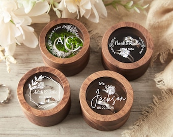 Caja personalizada para anillos de boda de nogal, con tapa transparente e interior de terciopelo.