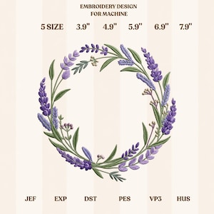 Puede incluir: Un diseño de bordado para máquina, con una corona de lavanda. El diseño incluye tamaños de 9.9 cm a 20.1 cm y está disponible en formatos JEF, EXP, DST, PES, VP3 y HUS. La corona está compuesta por flores de lavanda moradas y hojas verdes.
