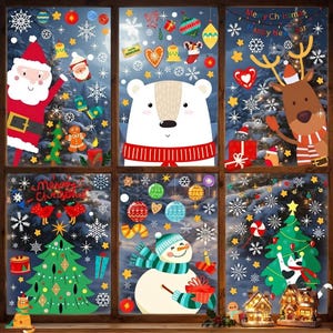 Puede incluir: Un conjunto de pegatinas navideñas para ventanas con Papá Noel, un oso polar, un reno, un muñeco de nieve y dos pinos decorados. Las pegatinas incluyen adornos coloridos, copos de nieve, estrellas y el texto Merry Christmas Happy New Year.