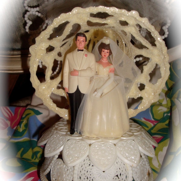 BeAuTiFuL Vintage 1950s WeDDING CaKE ToPPeR ReTRO BeLL hearts FLoWERS
