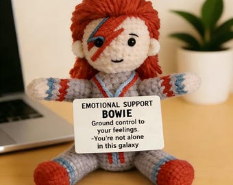 Muñeco de ganchillo hecho a mano inspirado en David Bowie, compañero de escritorio de apoyo emocional para fans de la música.